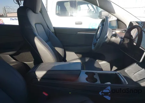 2025 Tesla Model Y from USA, damaged, VIN 7SAYGDED1SF217131